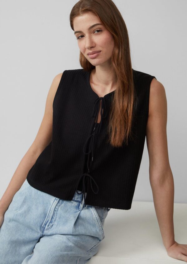 Gerippte Strickweste mit Schleifenverschlüssen