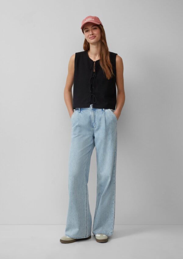 Gerippte Strickweste mit Schleifenverschlüssen