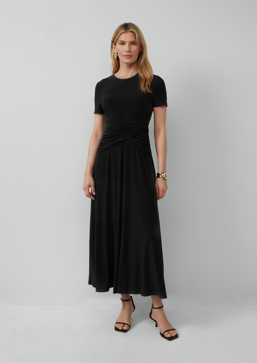 Tailliertes Maxikleid mit Raffung