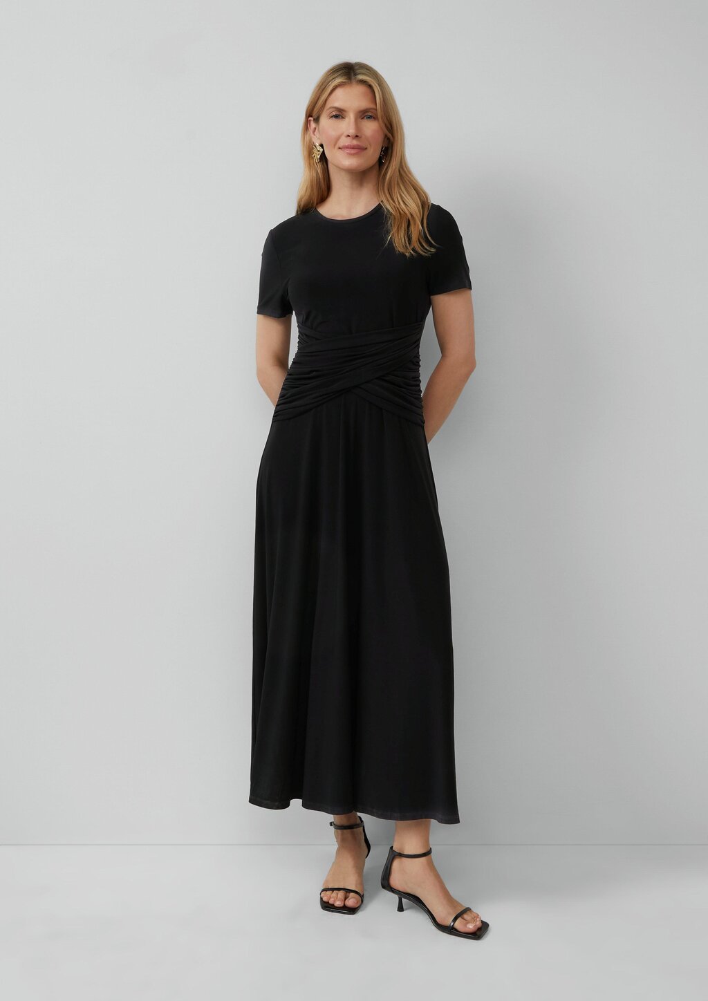 Tailliertes Maxikleid mit Raffung