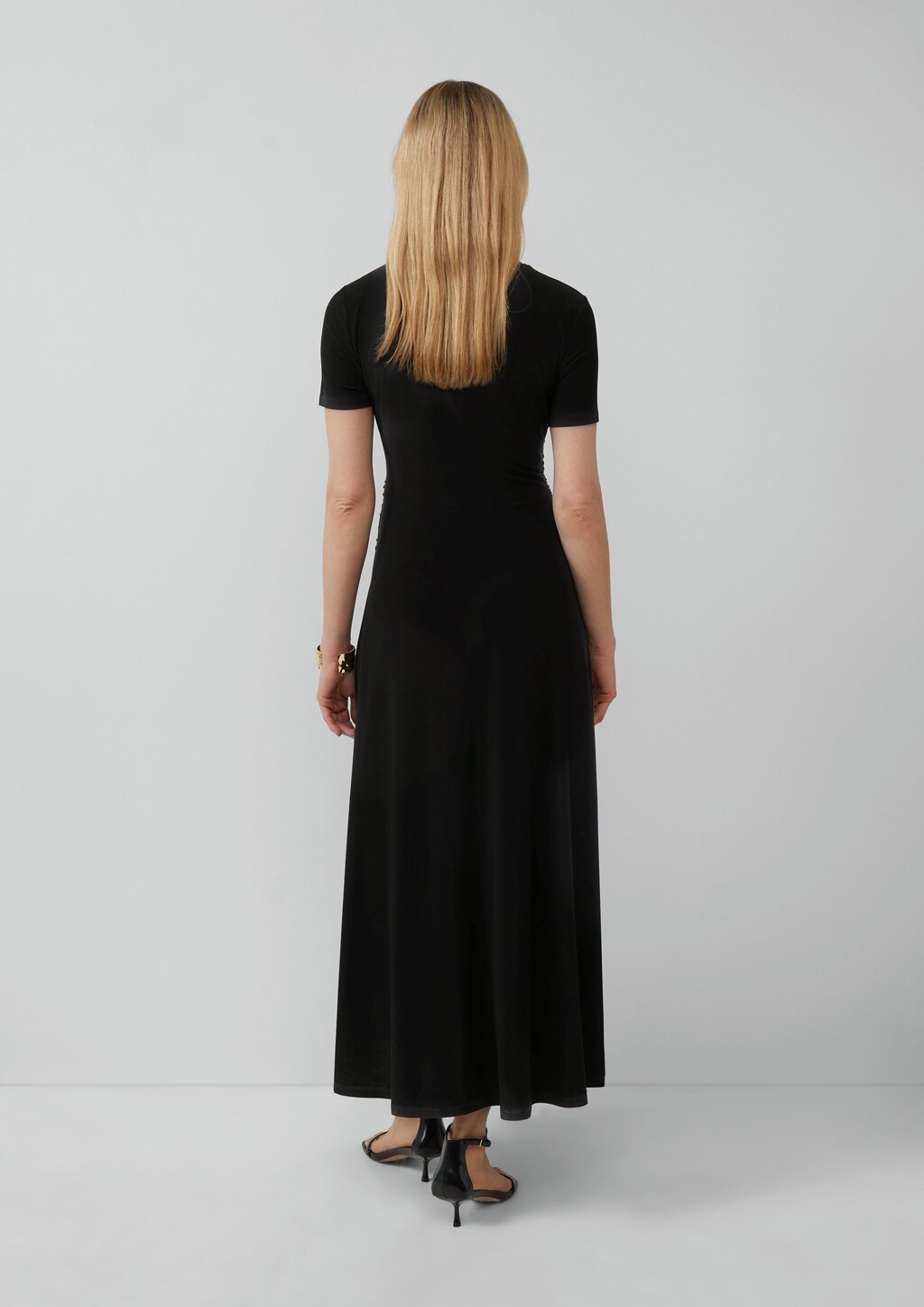 Tailliertes Maxikleid mit Raffung