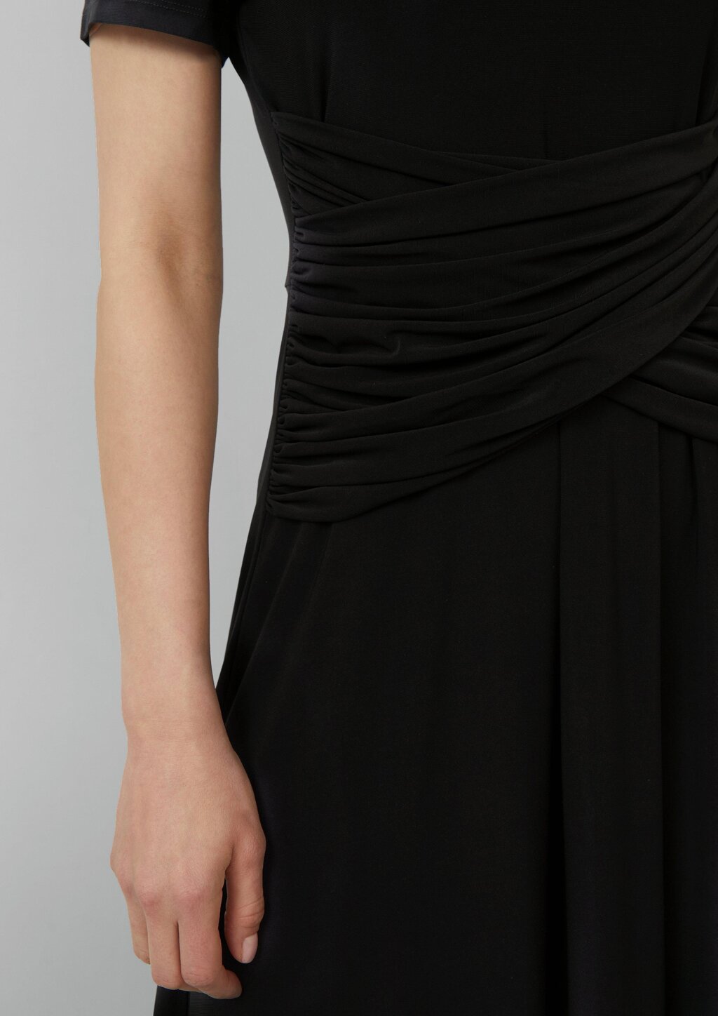 Tailliertes Maxikleid mit Raffung