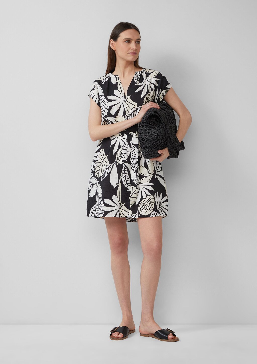 Kurzes Kleid aus Viskosemix im Relaxed Fit