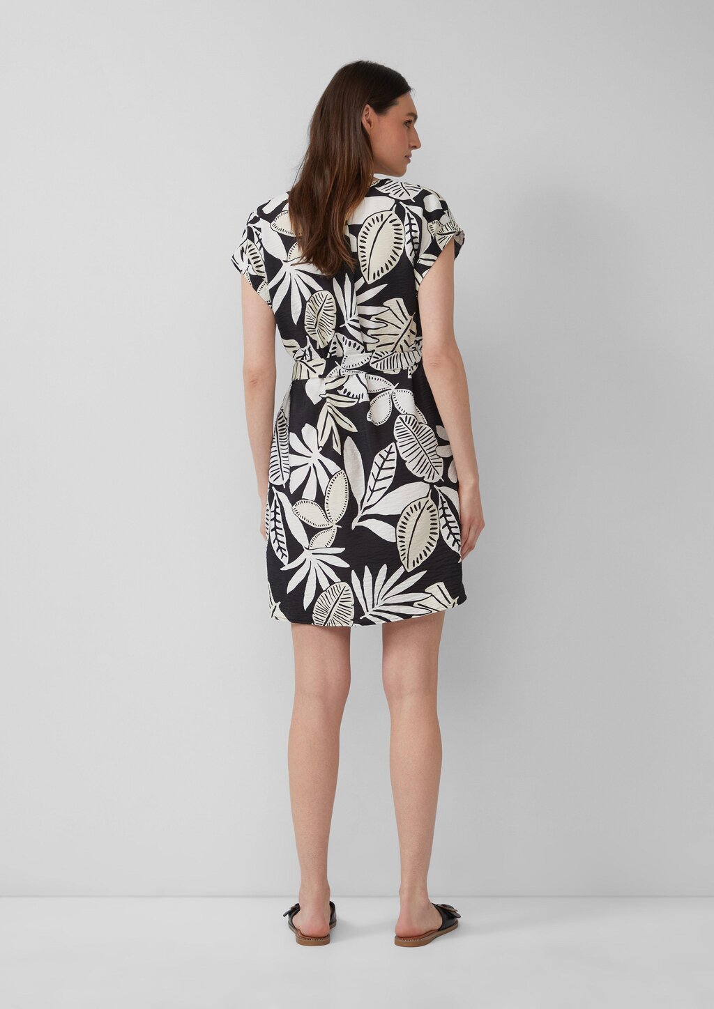 Kurzes Kleid aus Viskosemix im Relaxed Fit