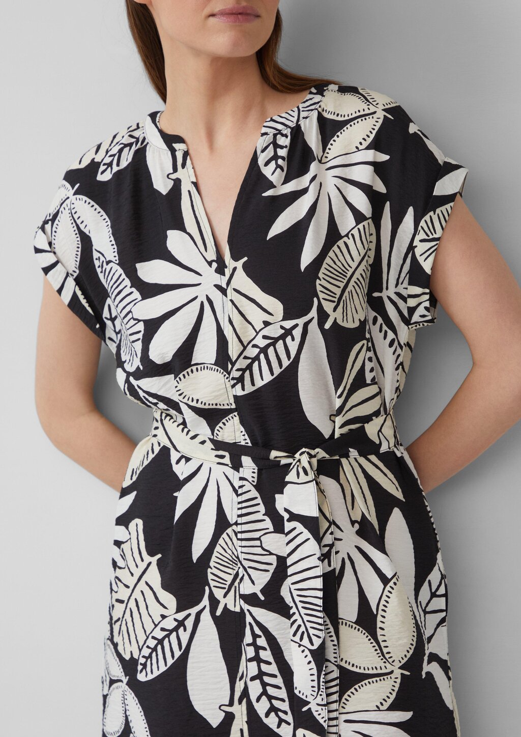 Kurzes Kleid aus Viskosemix im Relaxed Fit