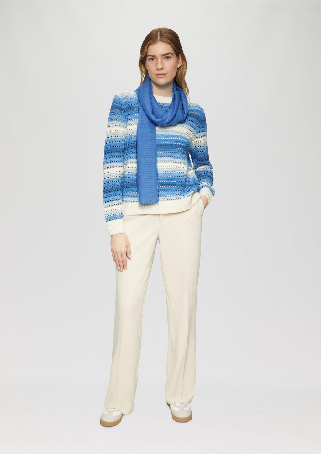 Gestreifter Schal aus Webware mit Fransen