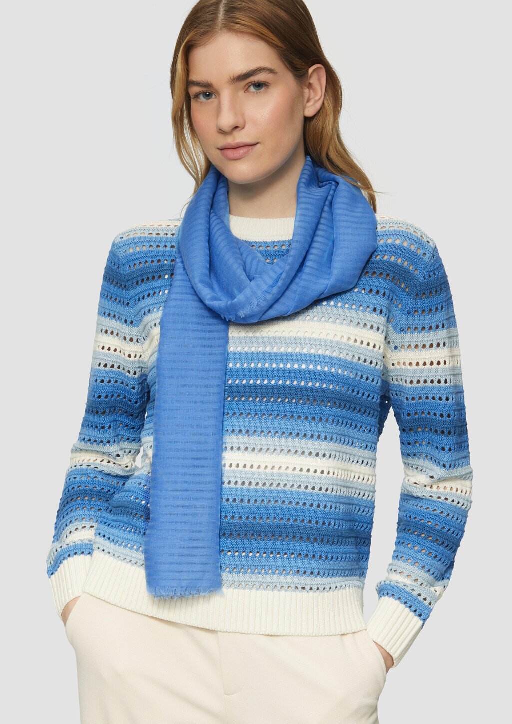 Gestreifter Schal aus Webware mit Fransen