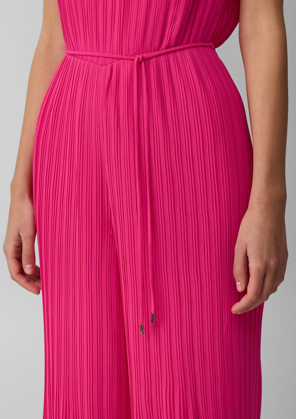 Plissierter Jumpsuit aus Chiffon mit Bindegürtel