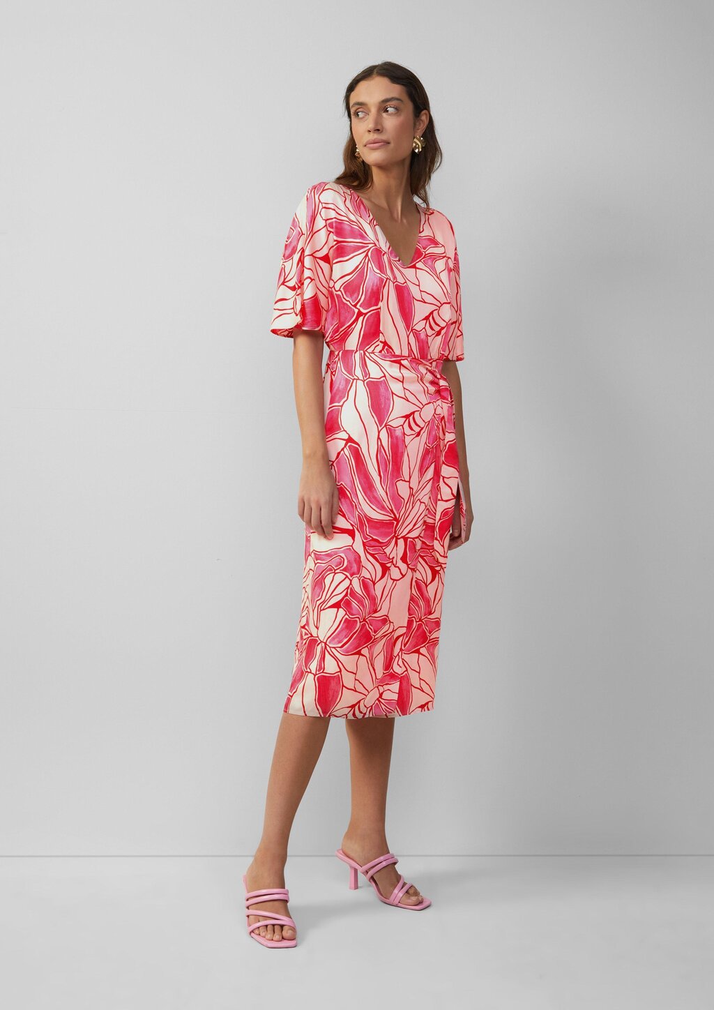 Satinkleid in Wickeloptik mit V-Ausschnitt