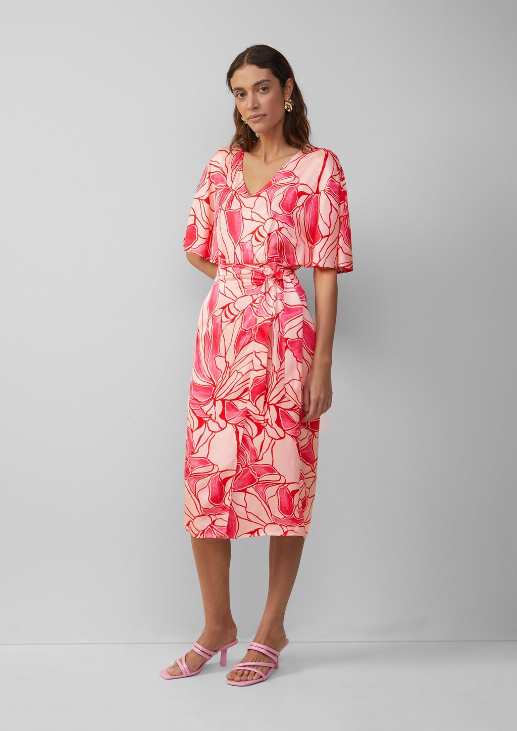 Satinkleid in Wickeloptik mit V-Ausschnitt