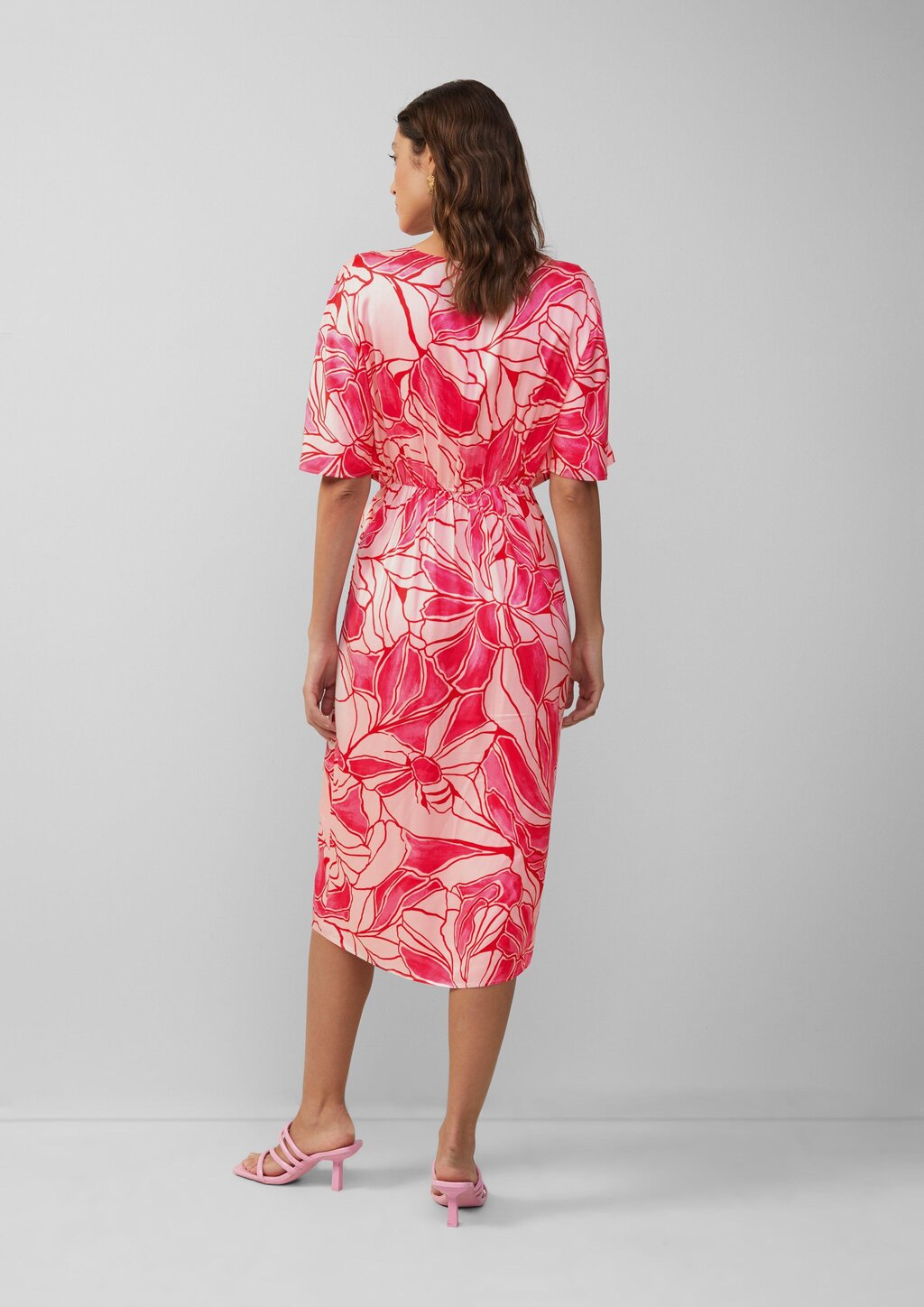 Satinkleid in Wickeloptik mit V-Ausschnitt