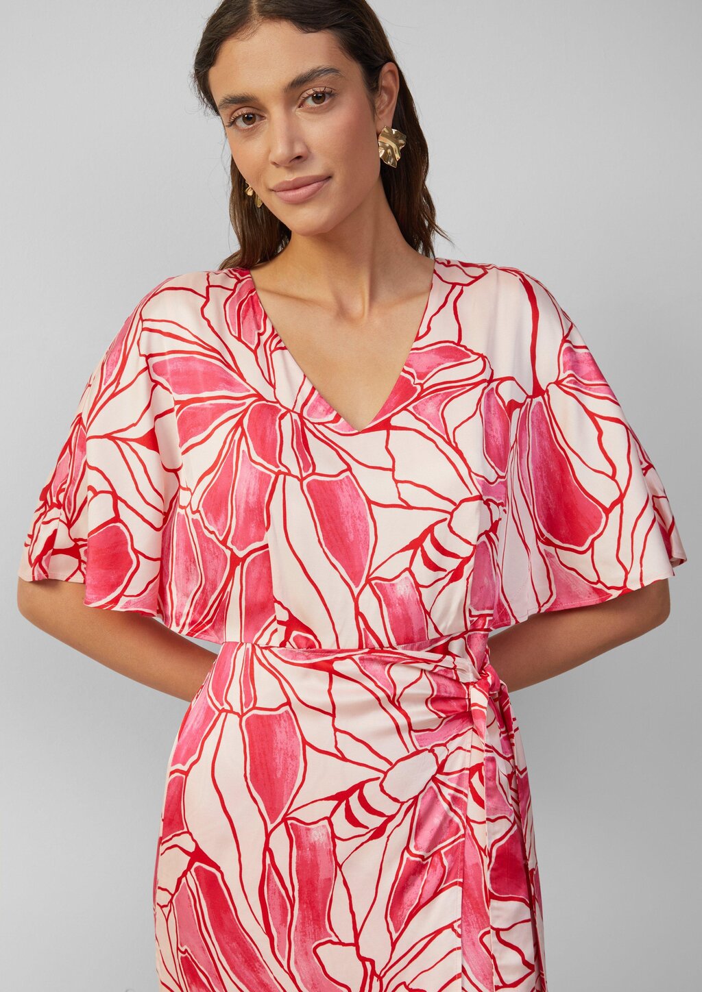 Satinkleid in Wickeloptik mit V-Ausschnitt