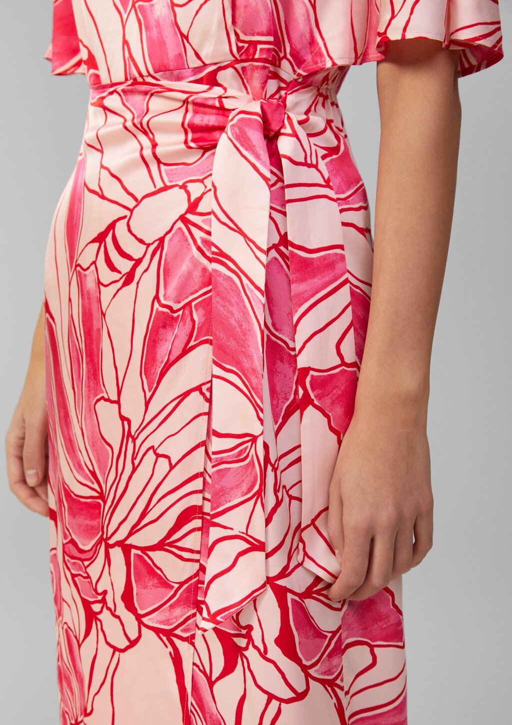 Satinkleid in Wickeloptik mit V-Ausschnitt