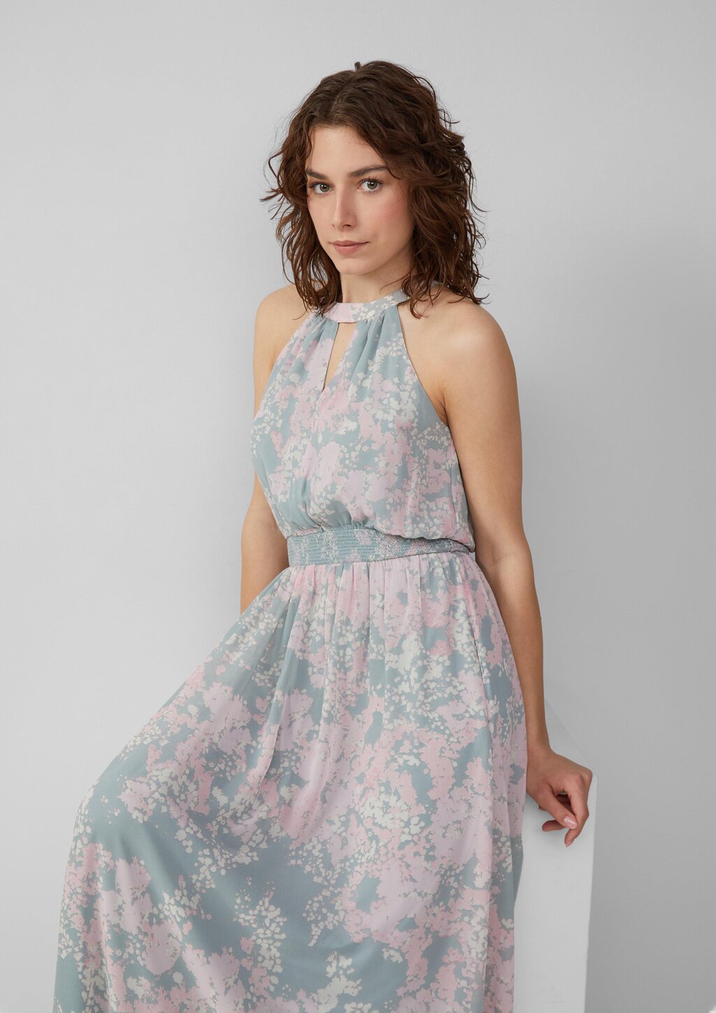 Langes Chiffonkleid mit Smok-Detail