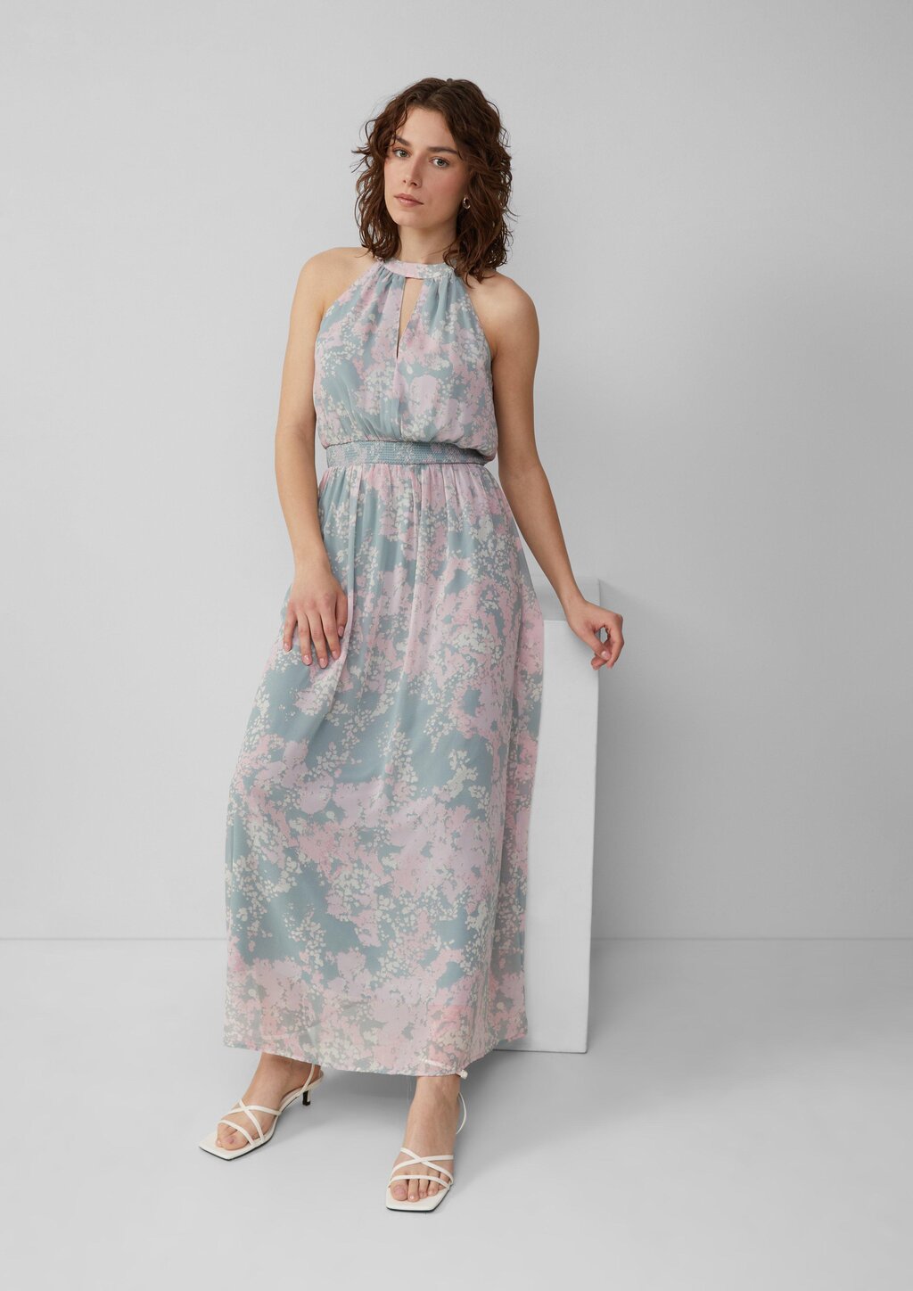 Langes Chiffonkleid mit Smok-Detail