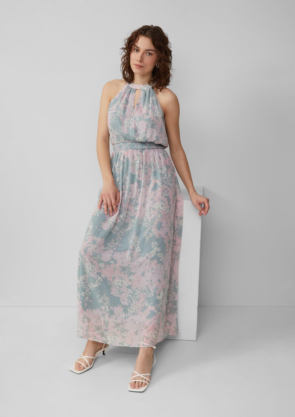 Langes Chiffonkleid mit Smok-Detail