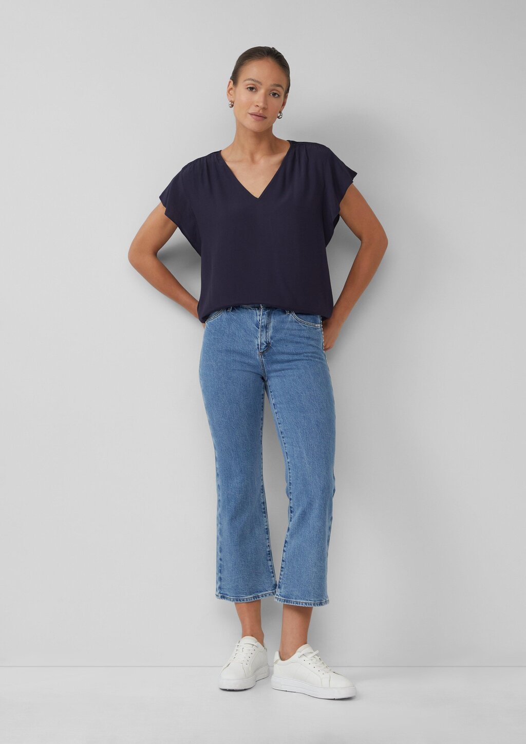 Fließende Viskosebluse mit Smok-Effekt und Volantärmeln