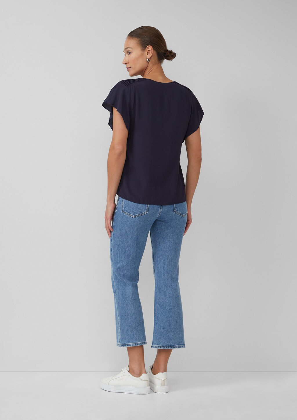 Fließende Viskosebluse mit Smok-Effekt und Volantärmeln