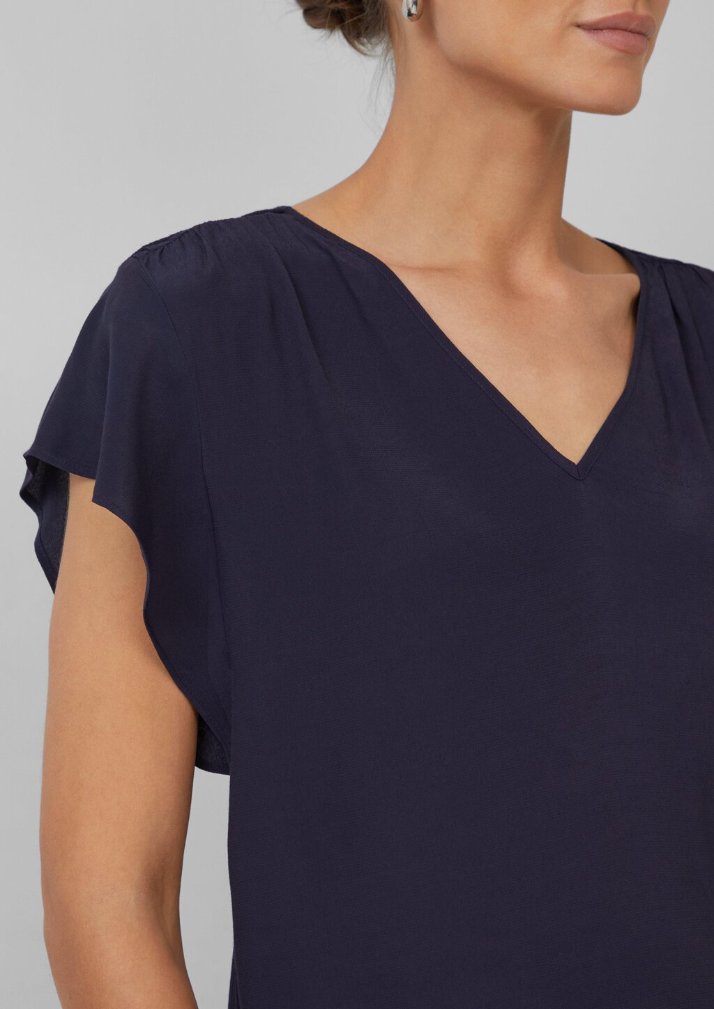 Fließende Viskosebluse mit Smok-Effekt und Volantärmeln