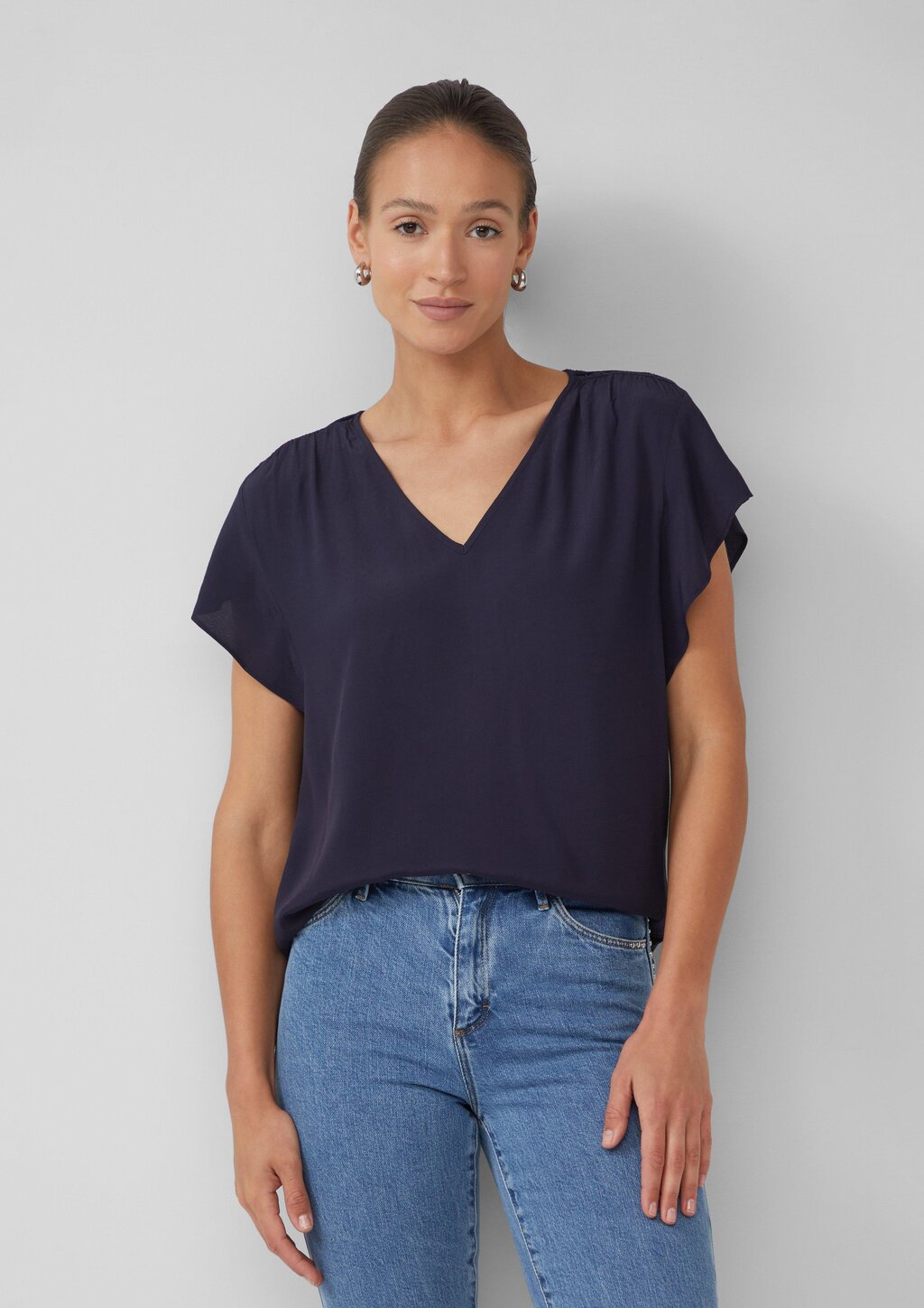 Fließende Viskosebluse mit Smok-Effekt und Volantärmeln