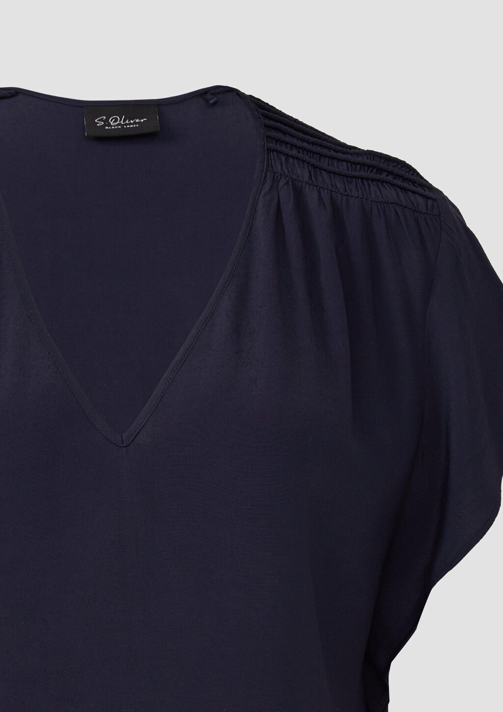 Fließende Viskosebluse mit Smok-Effekt und Volantärmeln