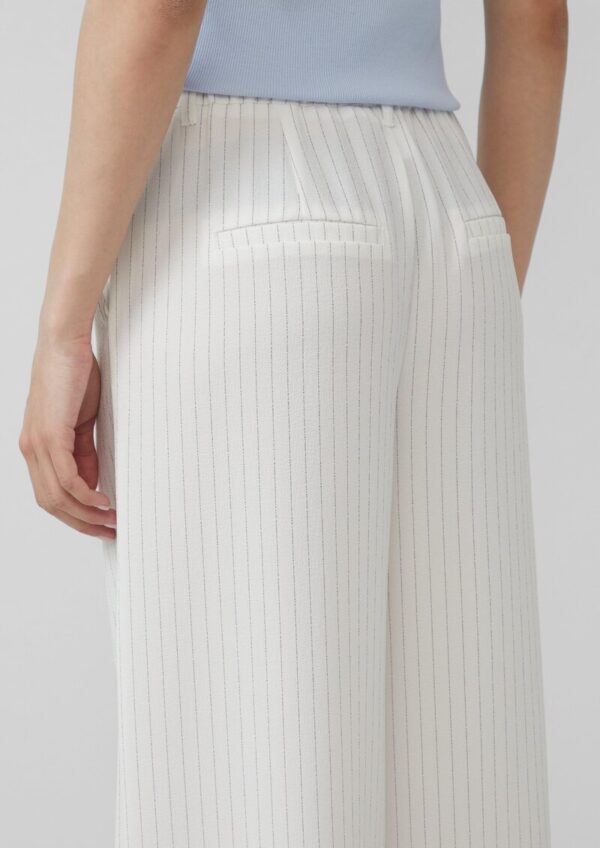 Nadelstreifen-Hose mit weitem Bein