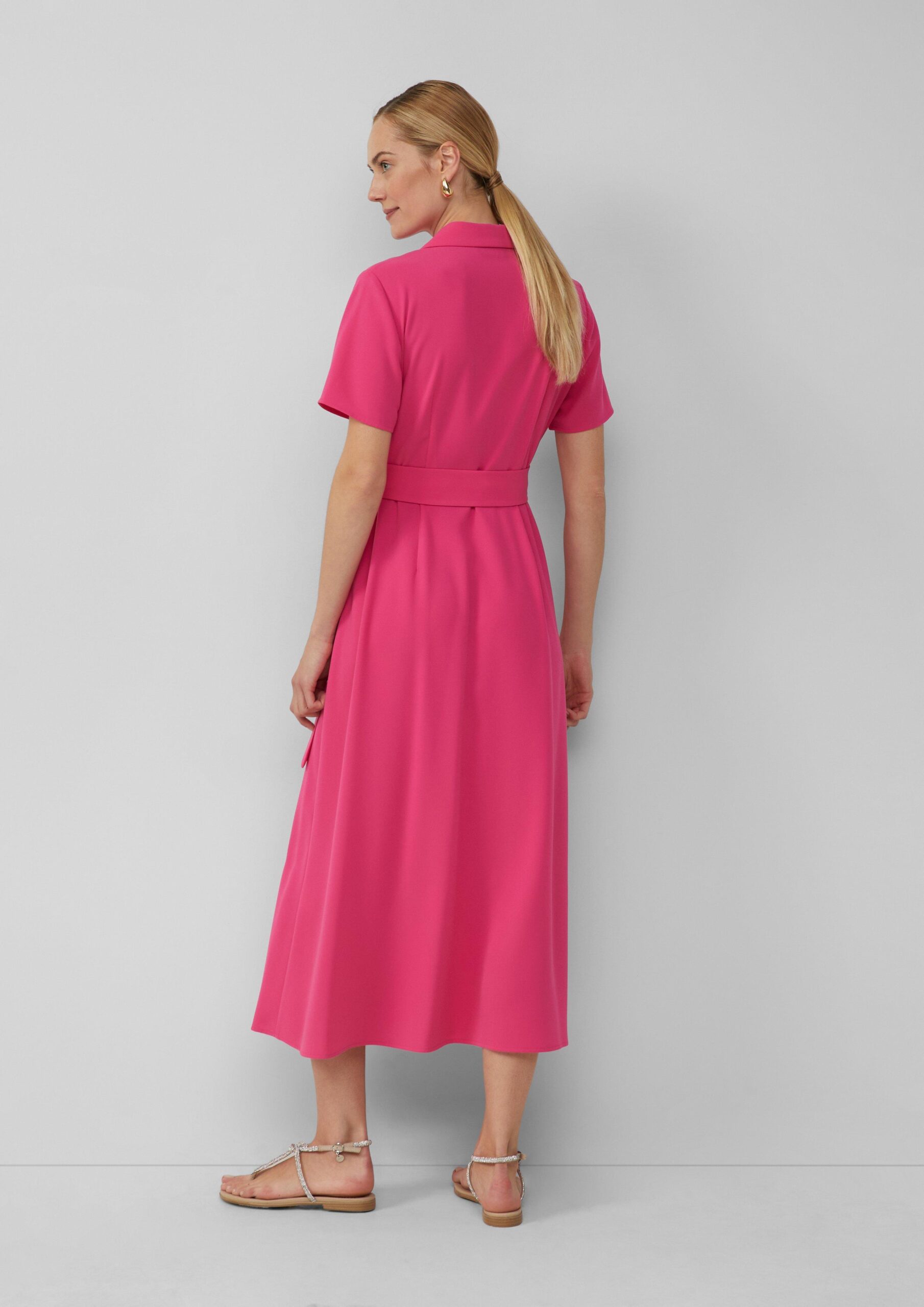 Figurbetontes Midikleid mit Bindegürtel und Reverskragen