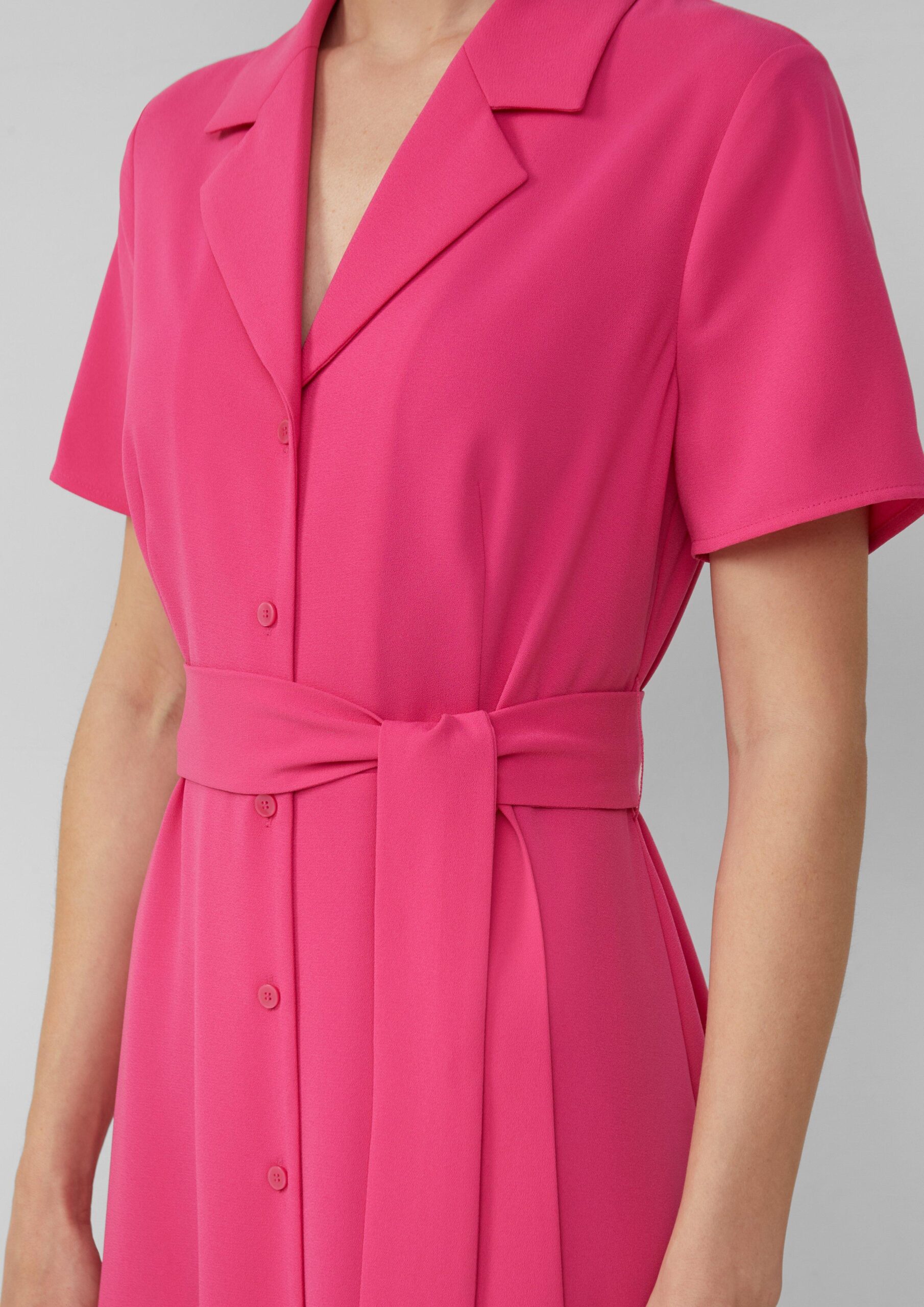 Figurbetontes Midikleid mit Bindegürtel und Reverskragen