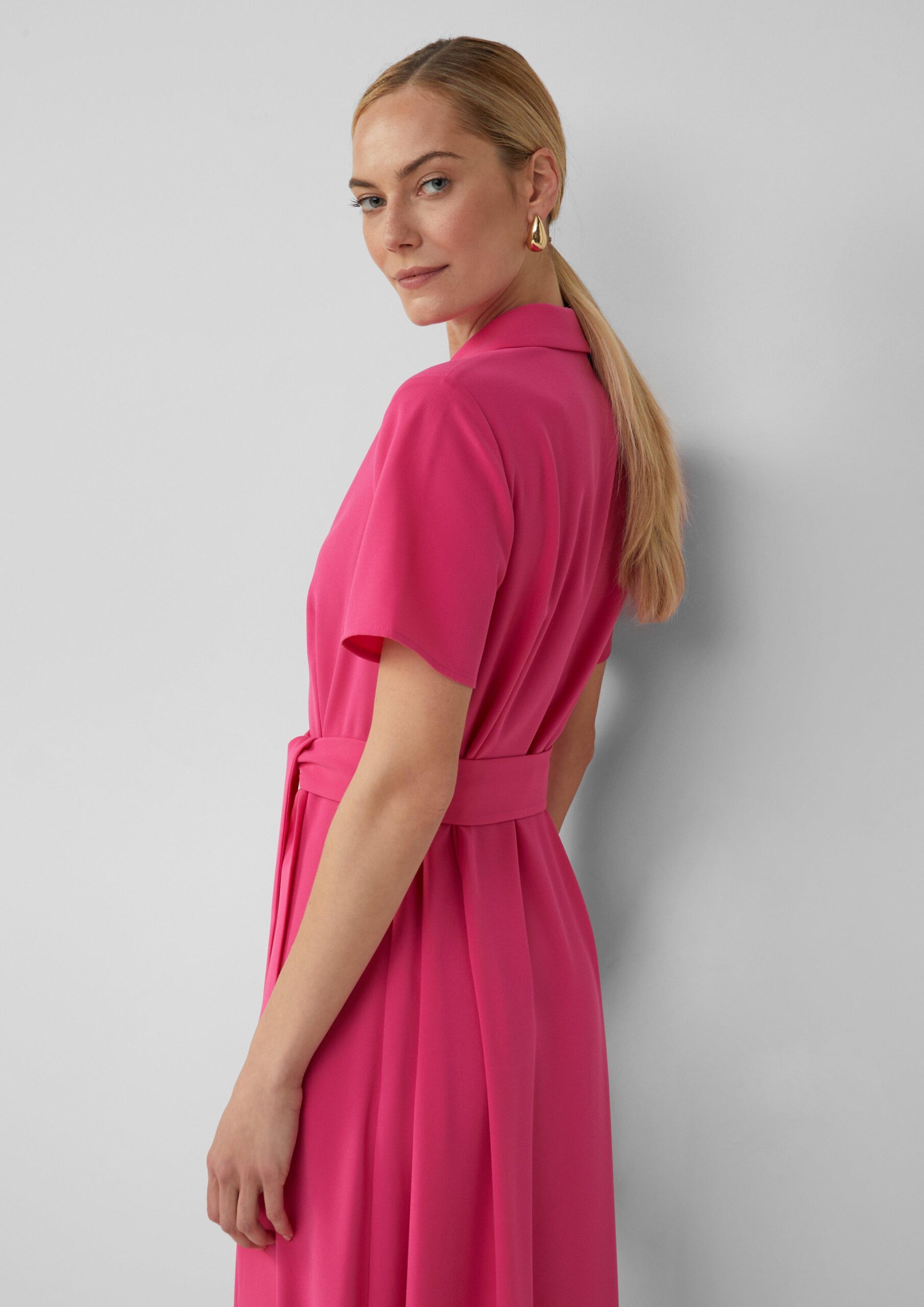 Figurbetontes Midikleid mit Bindegürtel und Reverskragen