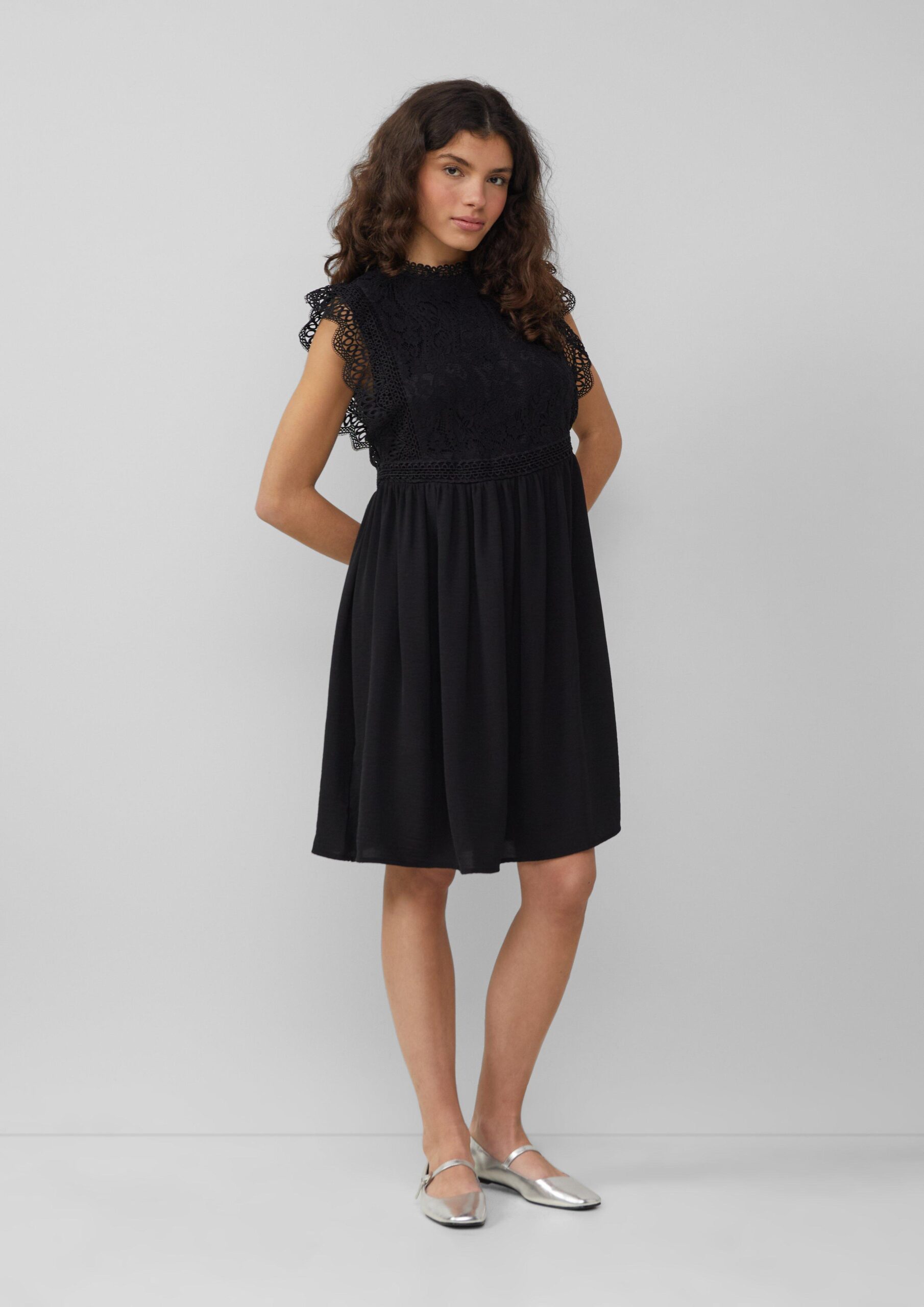 Kurzes Kleid mit Spitzenoberteil