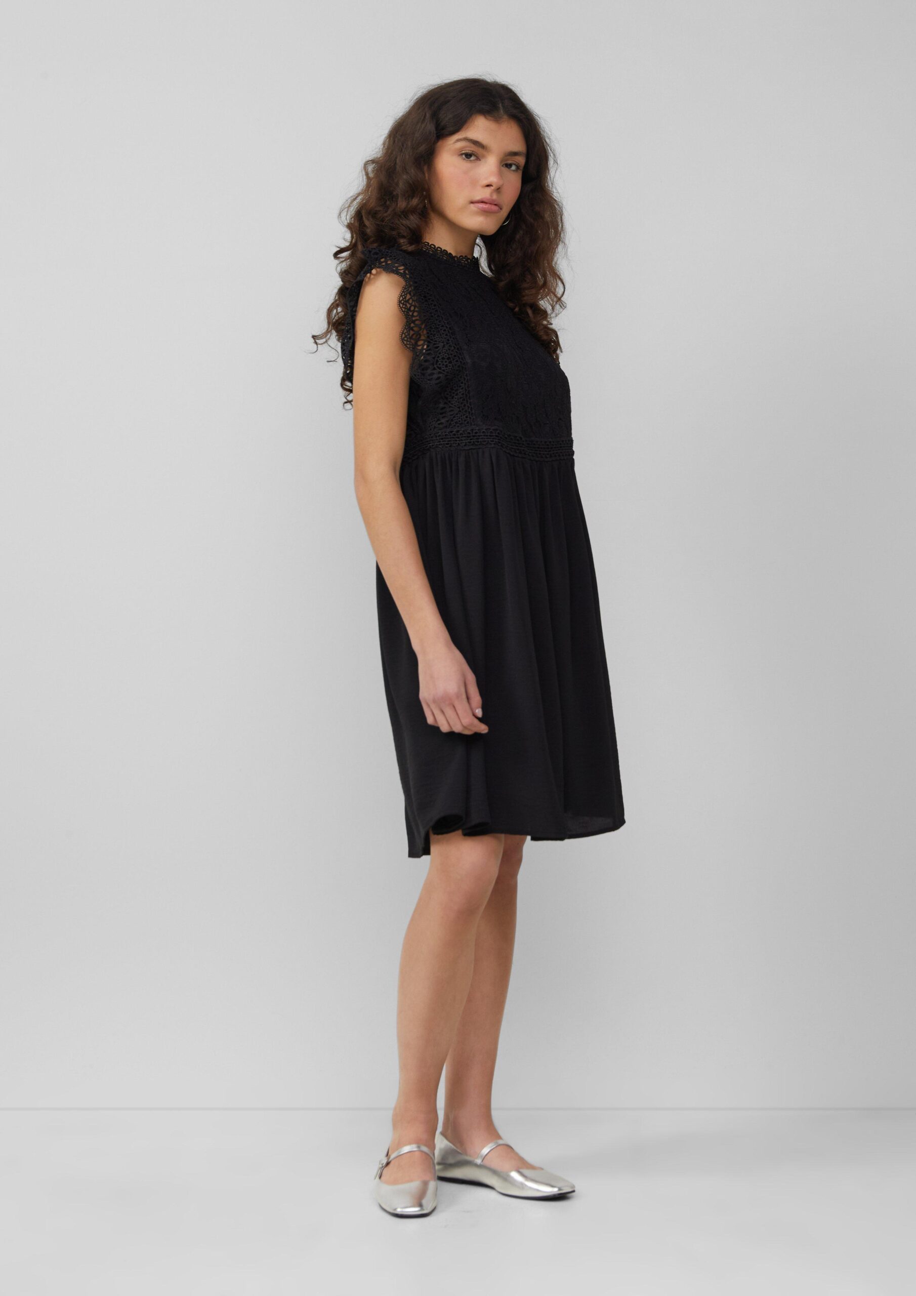 Kurzes Kleid mit Spitzenoberteil