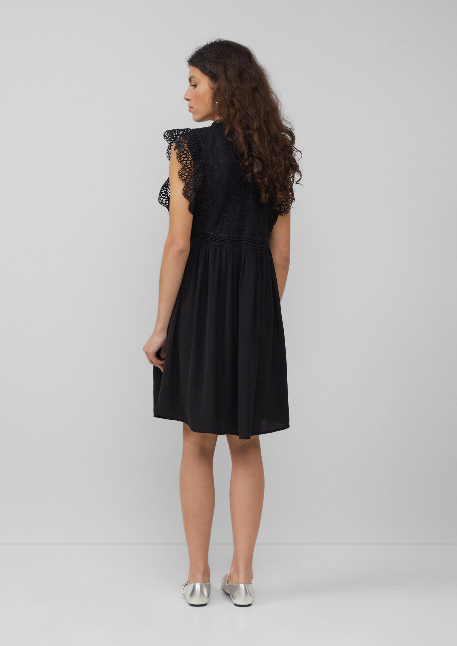 Kurzes Kleid mit Spitzenoberteil