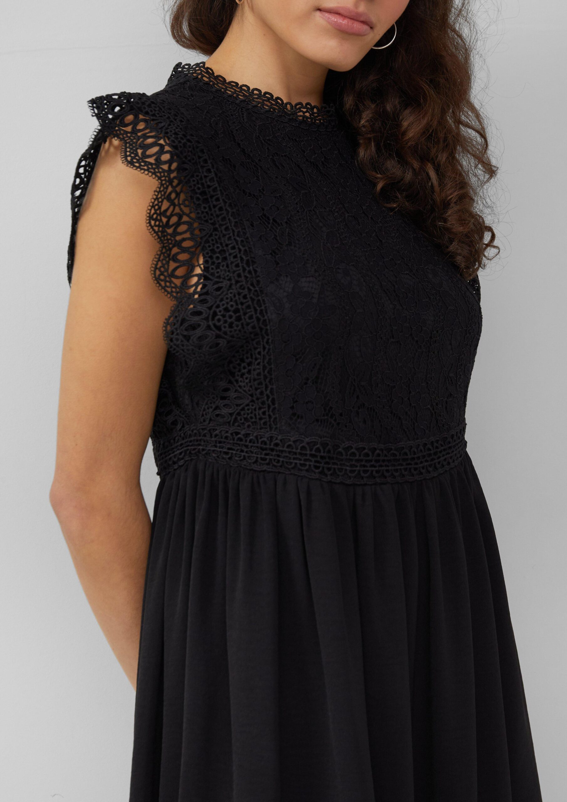 Kurzes Kleid mit Spitzenoberteil