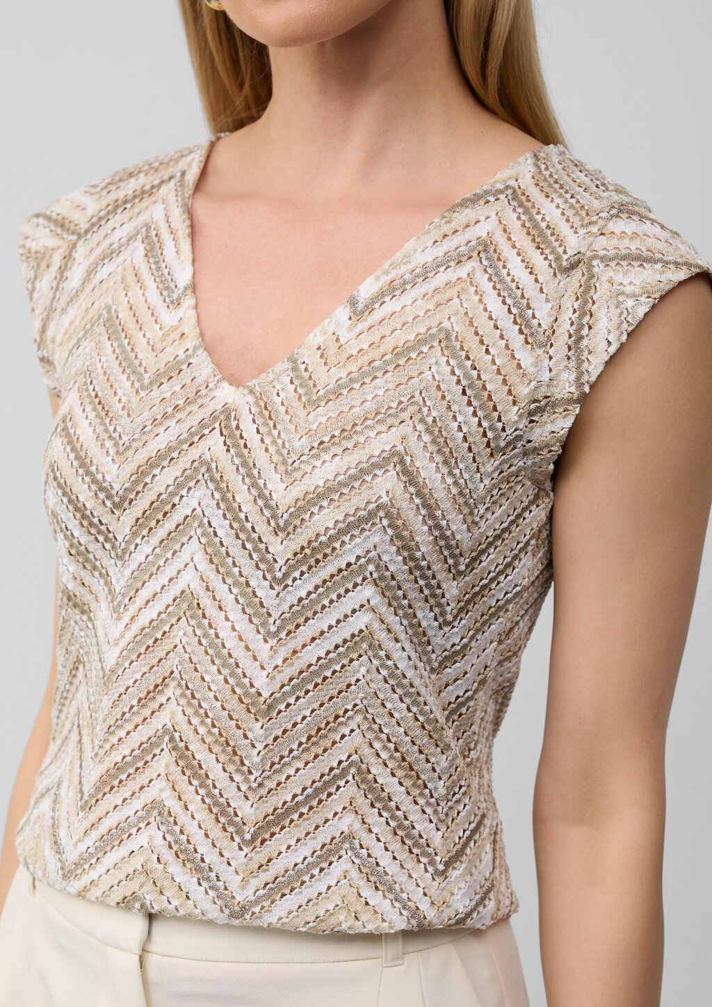 Semitransparentes T-Shirt aus Strickjersey mit V-Ausschnitt