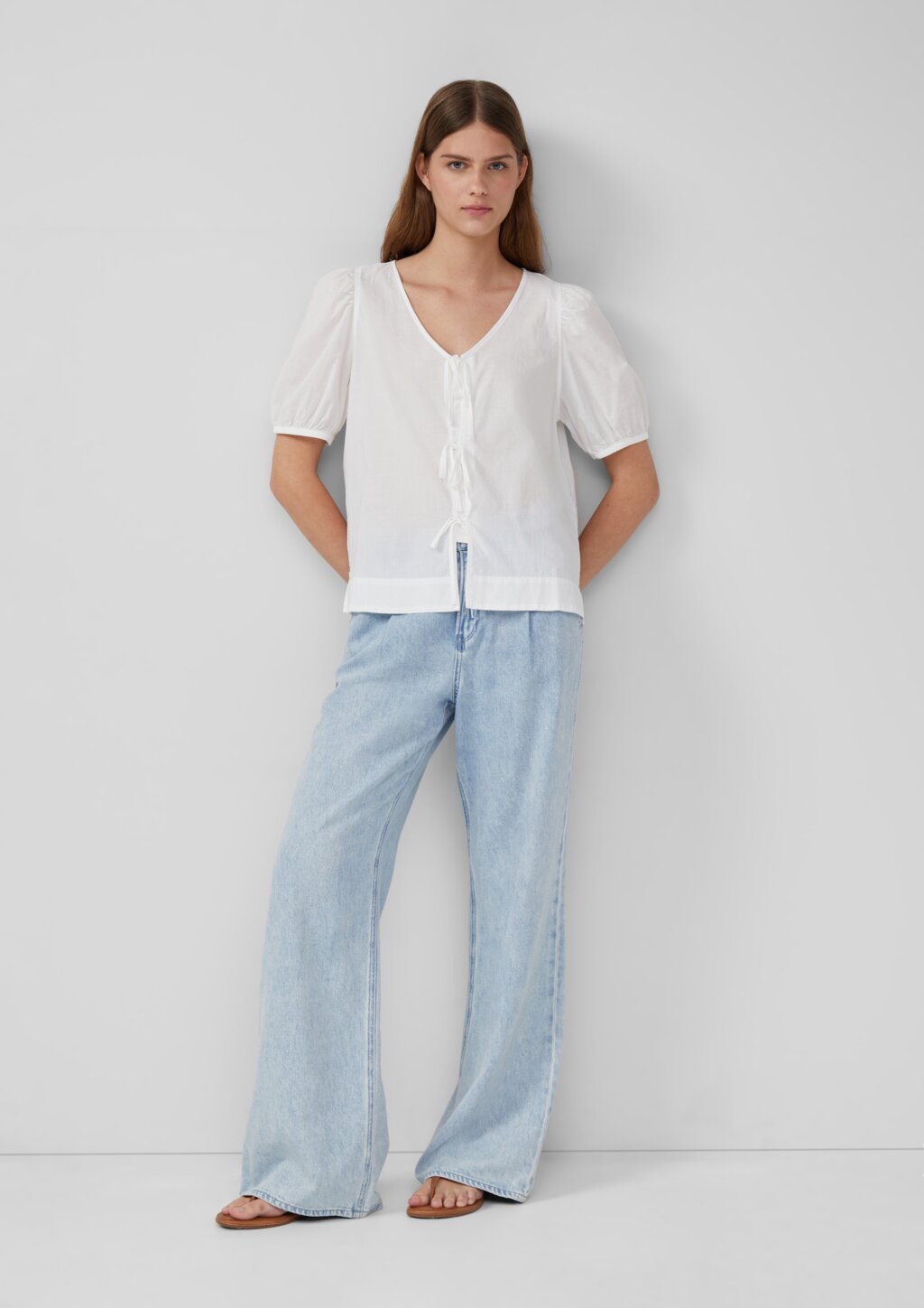 Baumwollbluse mit V-Ausschnitt und Puffärmeln