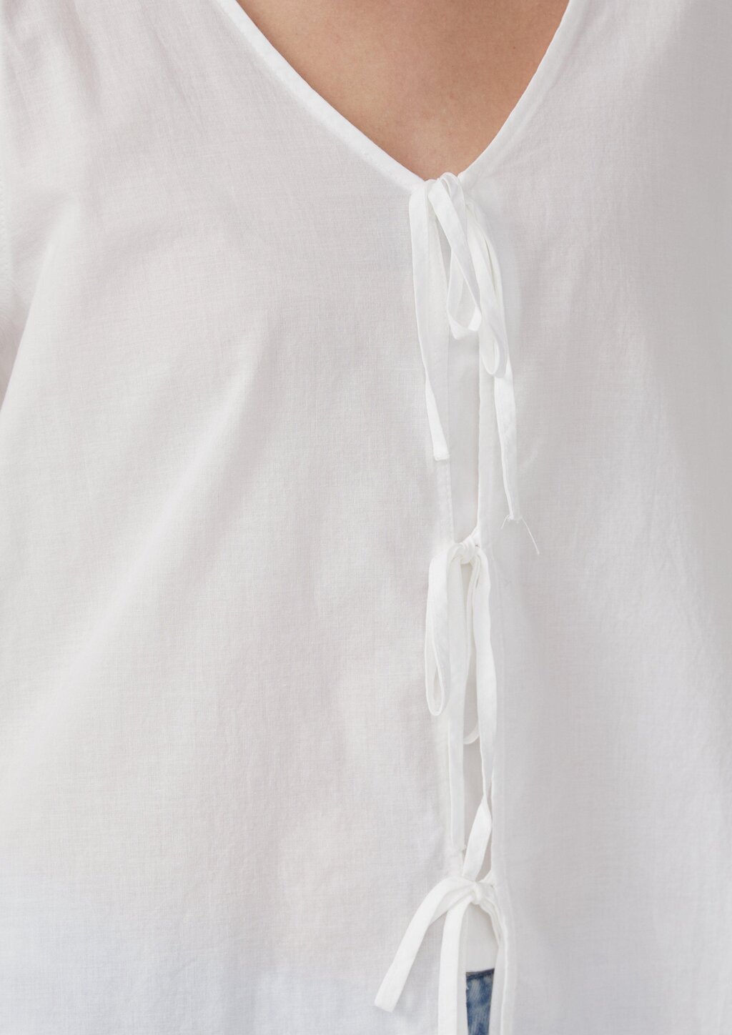 Baumwollbluse mit V-Ausschnitt und Puffärmeln