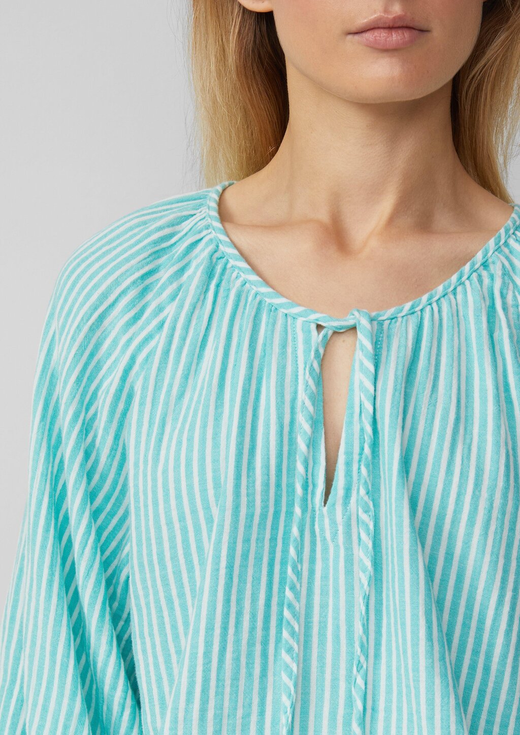 Musselin-Bluse mit Raglanärmeln und Raffung