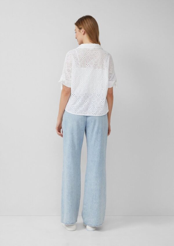 Lockere Bluse mit Lochstickerei und Knotendetail