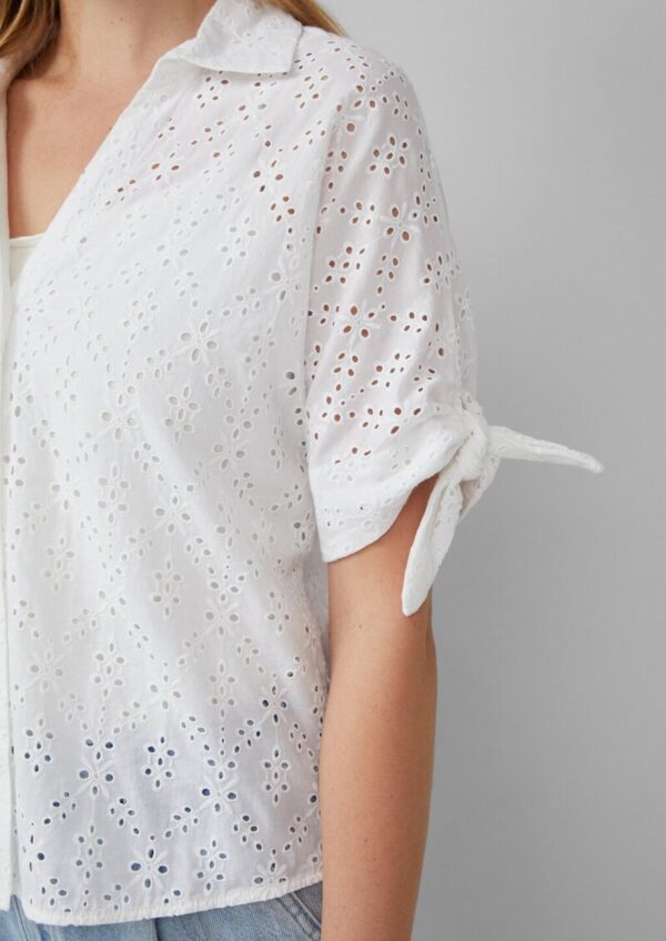 Lockere Bluse mit Lochstickerei und Knotendetail