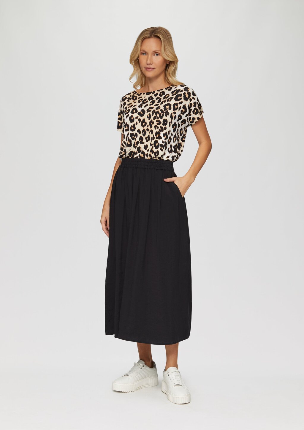 Fließender Midi-Rock mit Elastikbund und seitlichen Eingrifftaschen