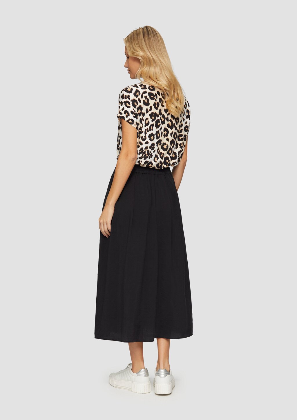 Fließender Midi-Rock mit Elastikbund und seitlichen Eingrifftaschen