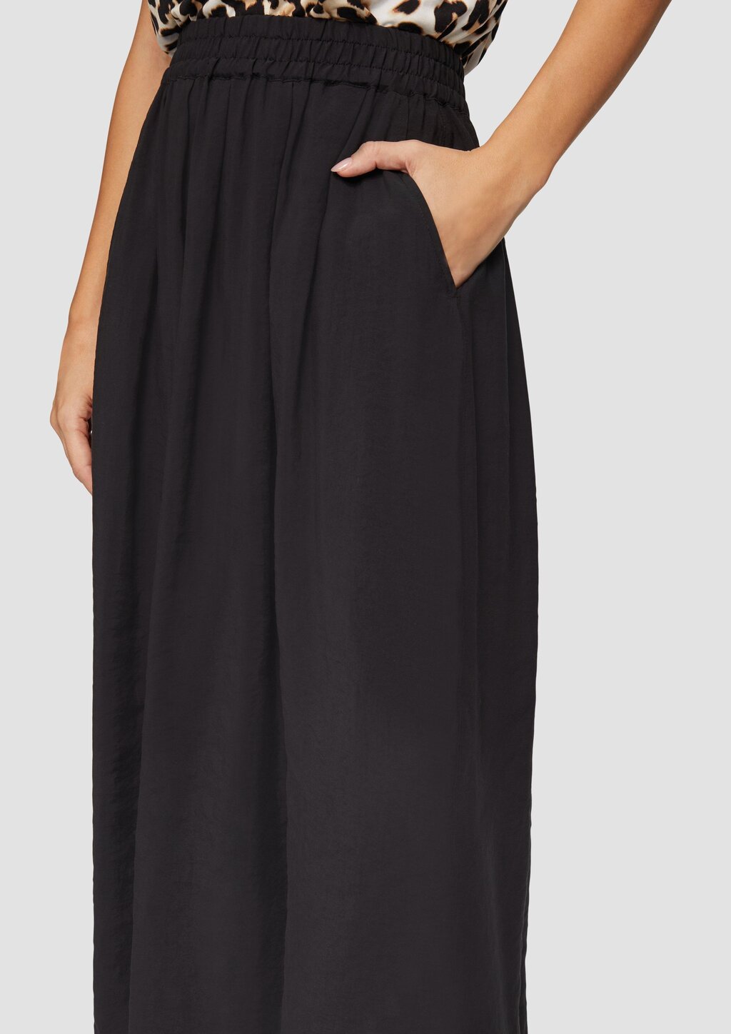 Fließender Midi-Rock mit Elastikbund und seitlichen Eingrifftaschen