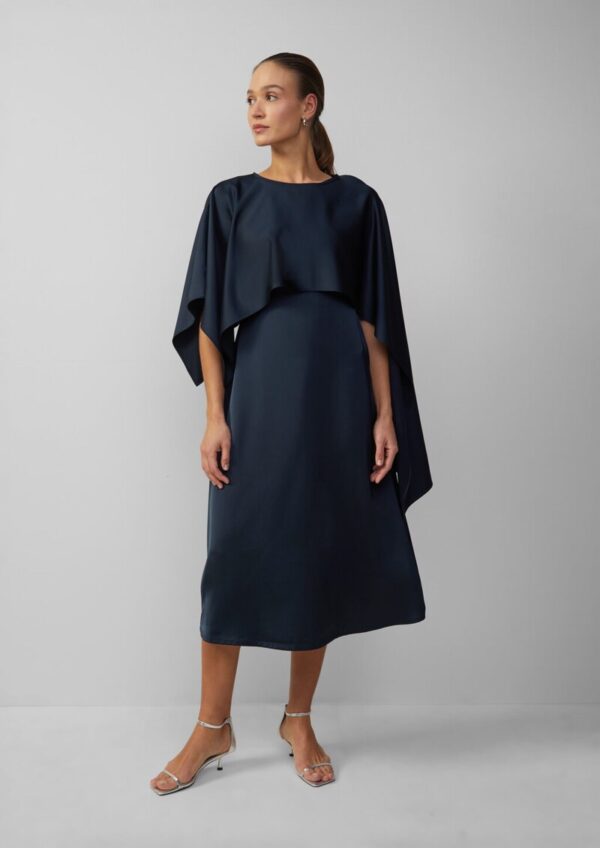 Kurzes Satinkleid mit abnehmbarem Schulterteil