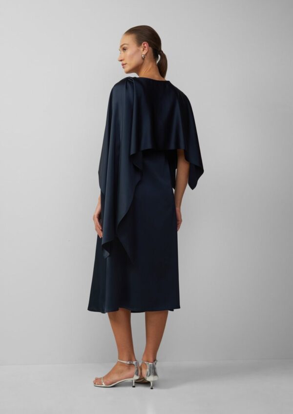 Kurzes Satinkleid mit abnehmbarem Schulterteil