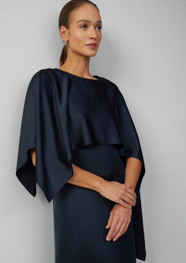 Kurzes Satinkleid mit abnehmbarem Schulterteil