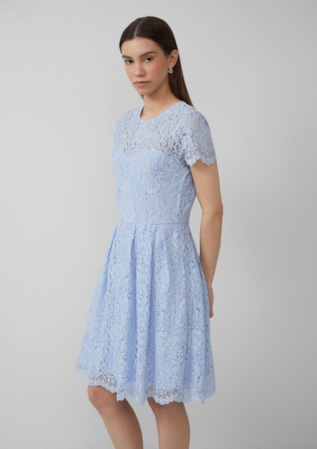 Tailliertes Spitzenkleid