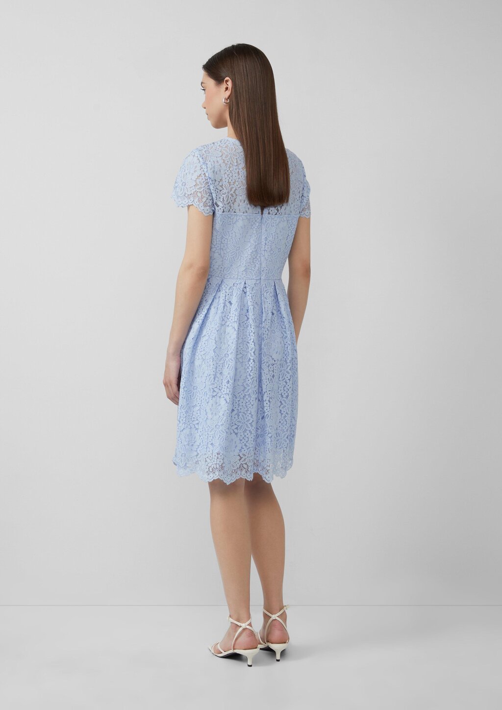 Tailliertes Spitzenkleid