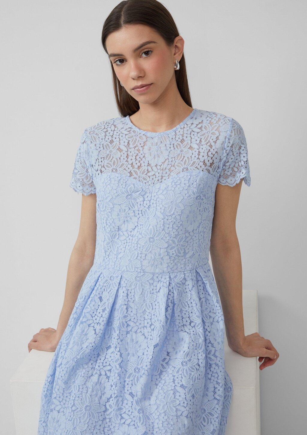 Tailliertes Spitzenkleid