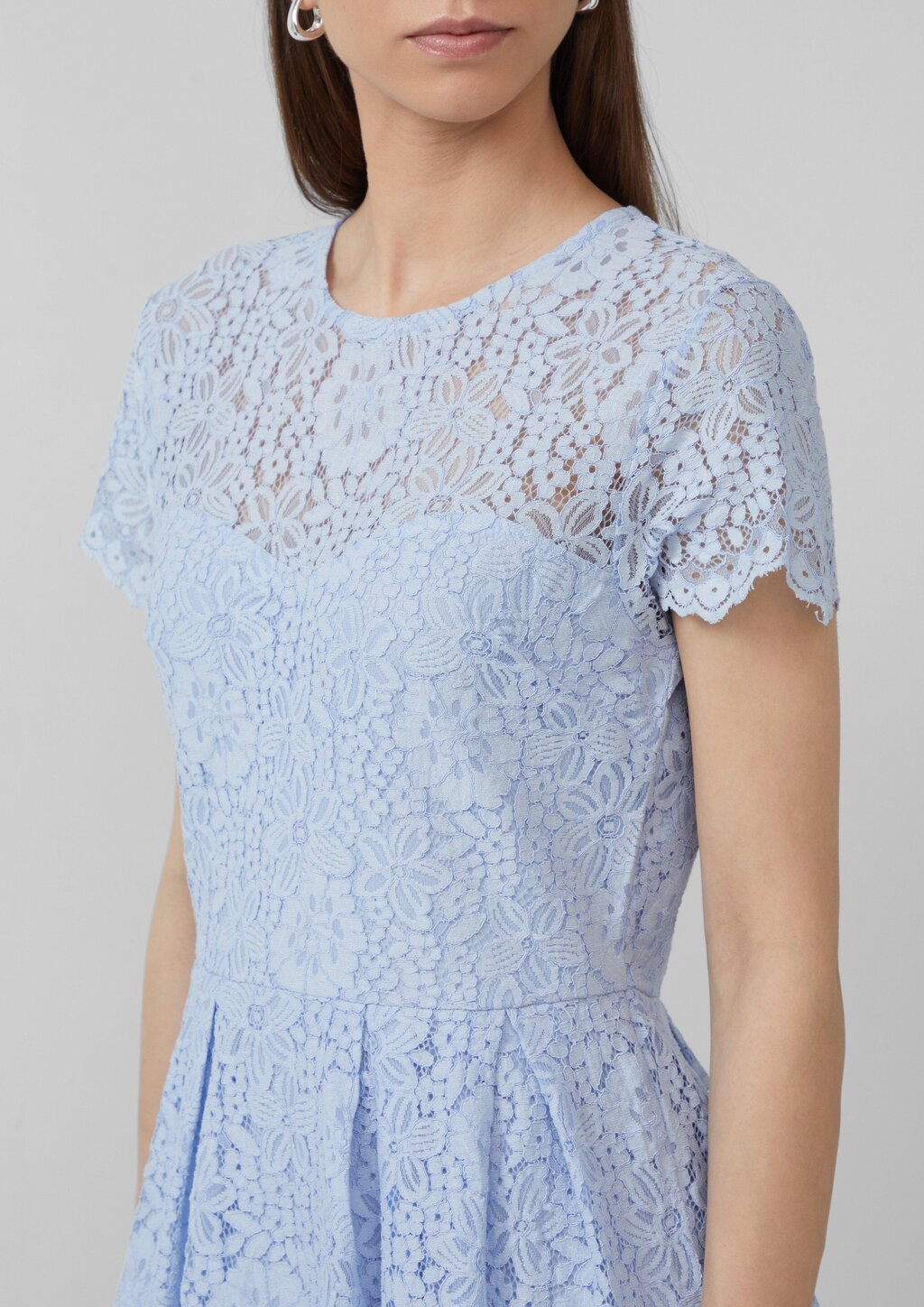 Tailliertes Spitzenkleid