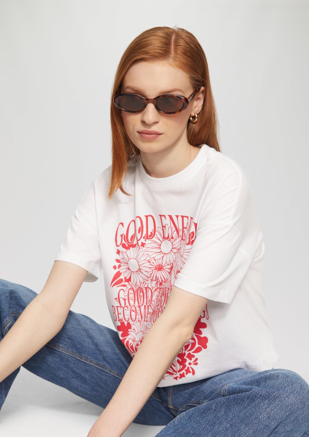 Baumwollshirt mit Frontprint und überschnittener Schulter